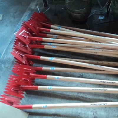 맞춤형 지붕 스파드와 긴 목재 손잡이로 DIY 지붕 프로젝트가 쉬워졌습니다.